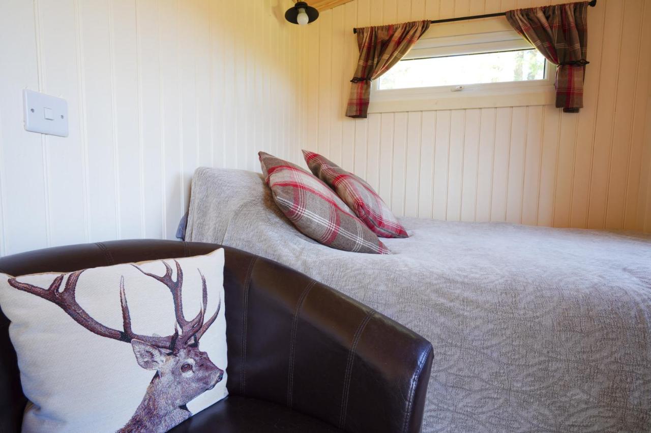 The Laburnum Retreat Shepherd Hut Private Hot Tub Upper Hulme Exterior photo
