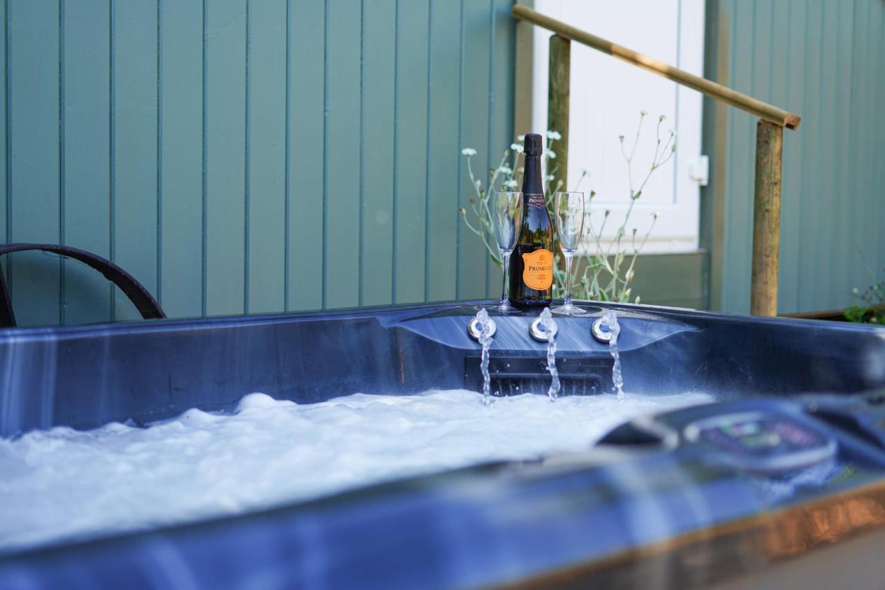 The Laburnum Retreat Shepherd Hut Private Hot Tub Upper Hulme Exterior photo